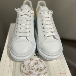 NWT 100% Authentic Rare Color (Lemon) comes with xtra laces